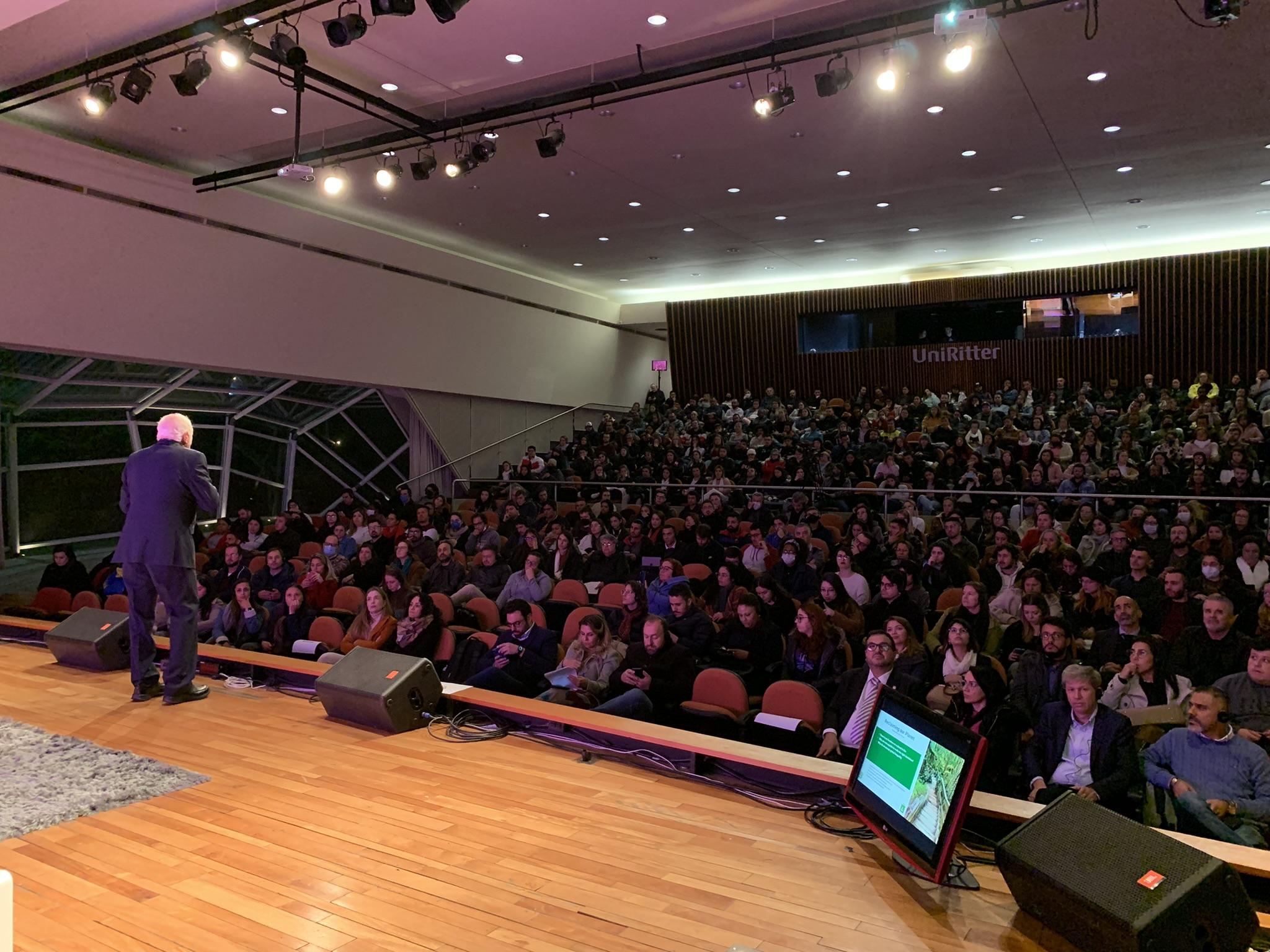 Ganhador do Nobel da Paz, Benny Dembitzer, alerta para as consequências da globalização em palestra para alunos da UniRitter