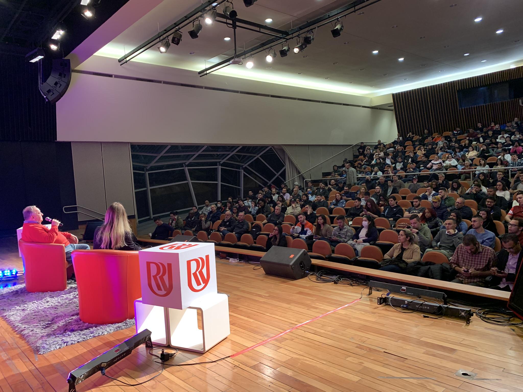 Pedro Ernesto Denardin compartilha experiências em copas do mundo com estudantes da UniRitter